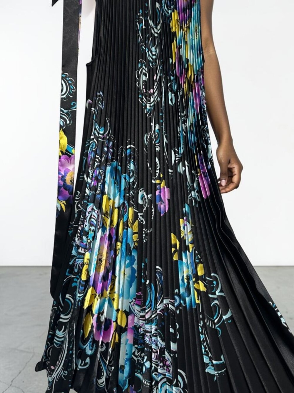 Mingle S Pleated Floral Dress Tie Neck Belted Sleeveless Black Dress